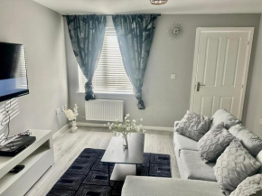 Spacious 4-Bed House Close to City Centre